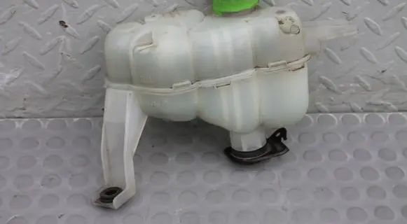 Suzuki SX4 S-Cross Windshield washer fluid reservoir/tank