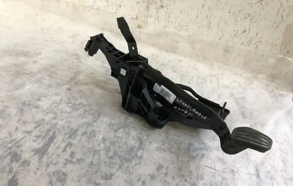 Opel Grandland X Brake pedal 9813503180