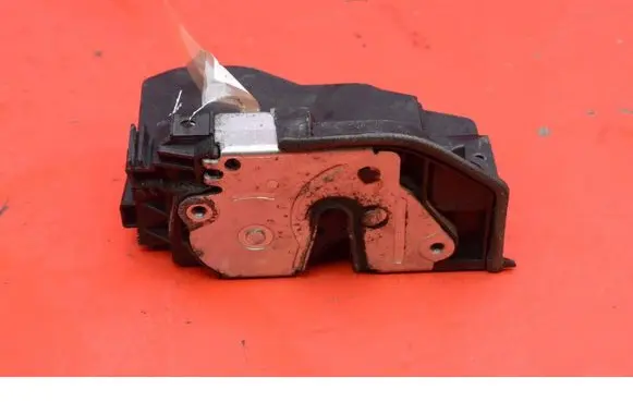 BMW X3 E83 Front door lock 7167071