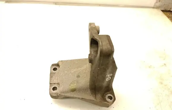 Engine mounting bracket