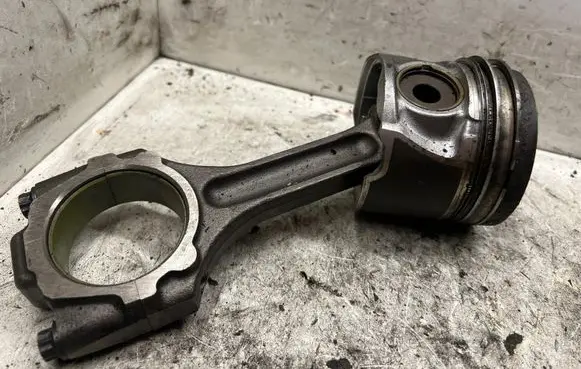 Hyundai Tucson JM Piston with connecting rod