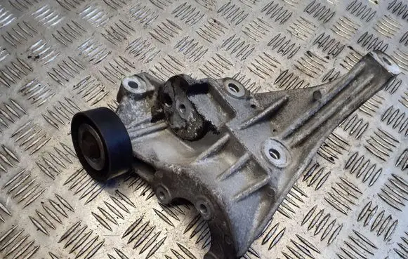 Chrysler Grand Voyager V Power steering pump mounting bracket 90513157F