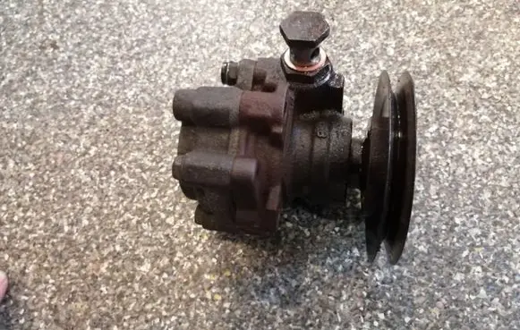 Volkswagen PASSAT B4 Power steering pump 1H0422155C