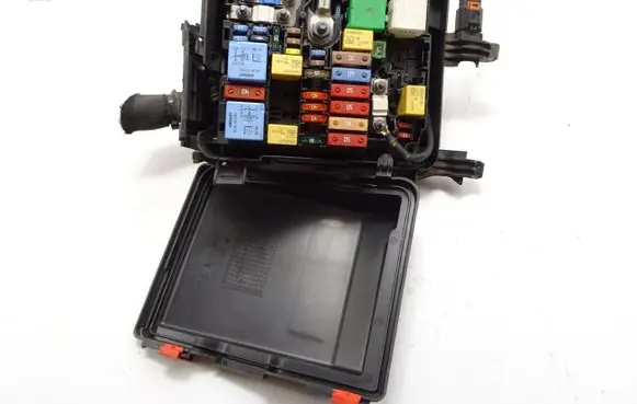 Citroen C4 II Picasso Fuse module 9804848580