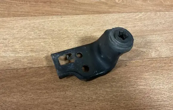 Toyota Avensis T250 Radiator mount bracket 16523