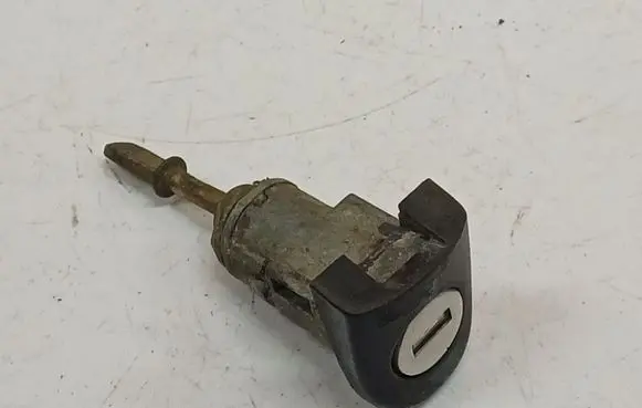 Skoda Fabia Mk1 (6Y) Front door lock (next to the handle)