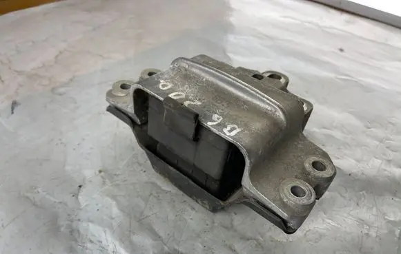 Volkswagen PASSAT B6 Engine mount bracket 3C0199555