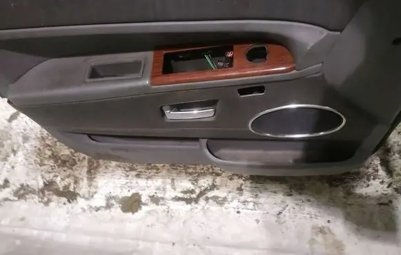 Jeep Grand Cherokee (WK) Front door card panel trim 