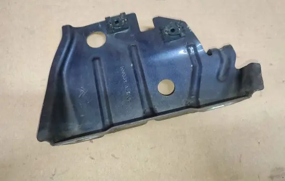 Citroen C4 I Picasso Fender mounting bracket 538331A