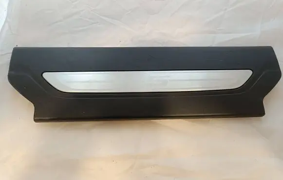 Front sill trim cover