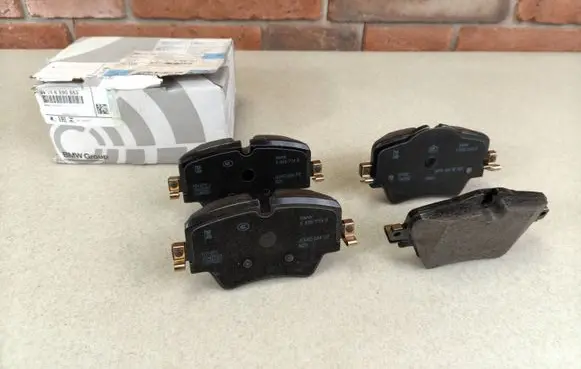 BMW 4 G22 G23 G24 G26 Brake pads (front) 6890553