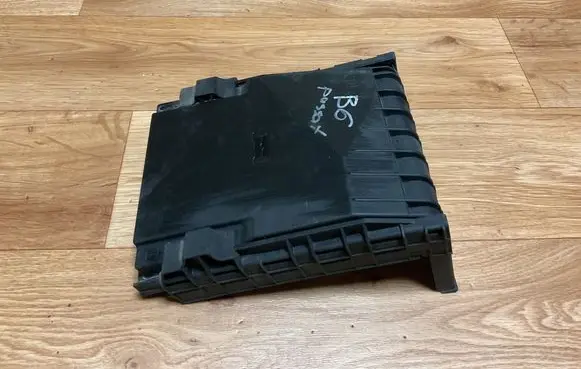 Volkswagen PASSAT B6 Fuse box cover 1K0937132F 1718006