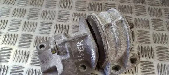 Engine mount bracket