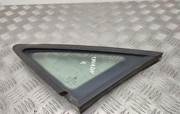 Volkswagen Touran II Front door vent window glass four-door 