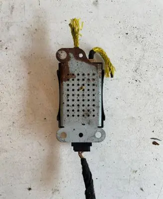 Volkswagen Golf V Antenna control unit 7617310015