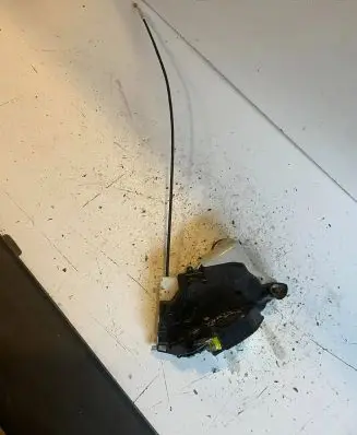 Toyota Yaris Front door lock 