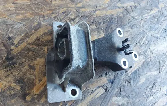 Renault Clio III Engine mount bracket 112103737