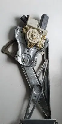 Toyota Avensis T250 Front door window regulator motor