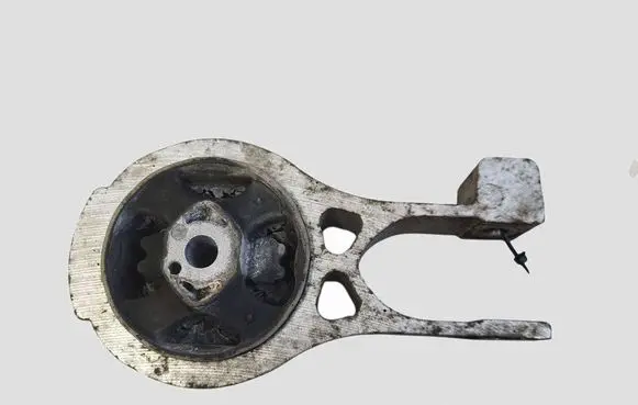 Peugeot 508 Engine mount bracket 3318237