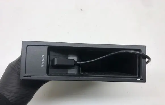 Skoda Octavia Mk2 (1Z) USB socket connector 5N0035341B