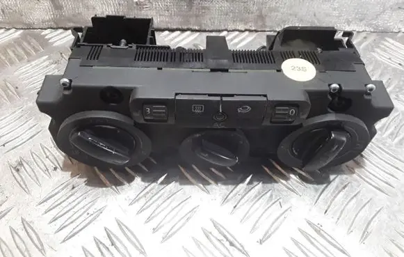 Volkswagen Touran I Climate control unit