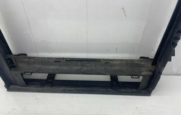 BMW 5 E60 E61 Radiator mount bracket 7788324