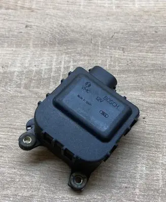Volkswagen PASSAT B5.5 Air flap motor/actuator 8D1820511B 0132801148