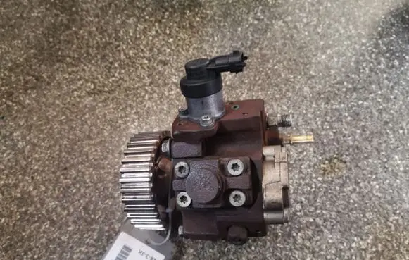 Ford Focus Fuel injection high pressure pump 0445010102 9683703780A