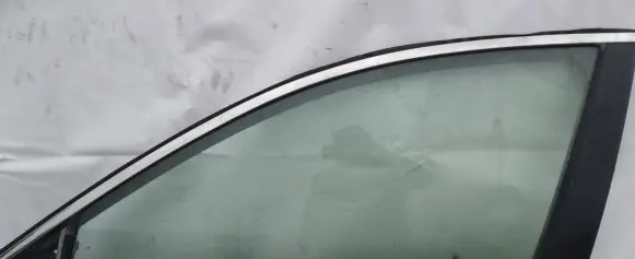 Honda Accord Front door window glass four-door