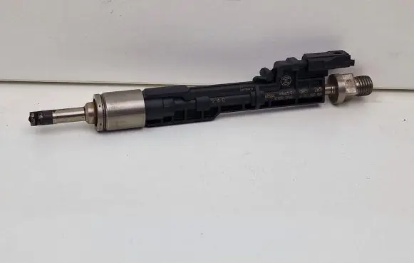 BMW X3 F25 Fuel injector 7597870