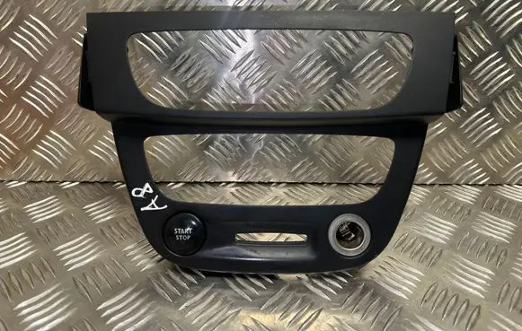 Renault Megane III Radio/GPS head unit trim 682600003R