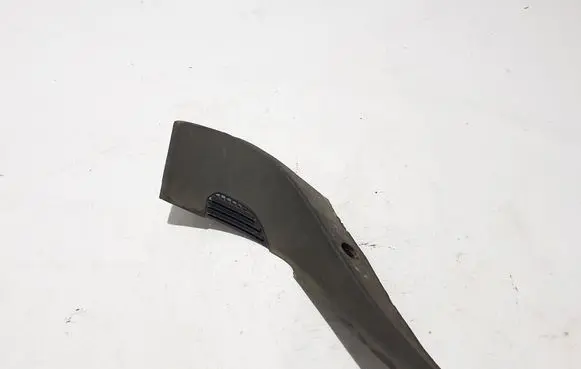 Chevrolet Silverado Wiper trim 84620972