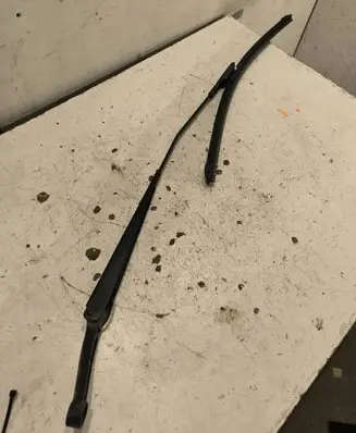 Volvo V70 Front wiper blade arm 182350