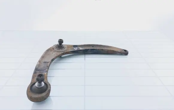 Peugeot 308 Front lower control arm/wishbone 833548