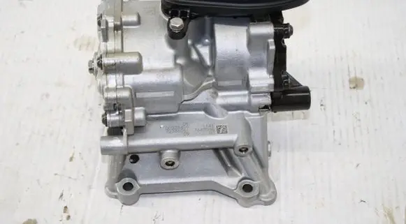 BMW 2 F22 F23 Oil pump 7643046