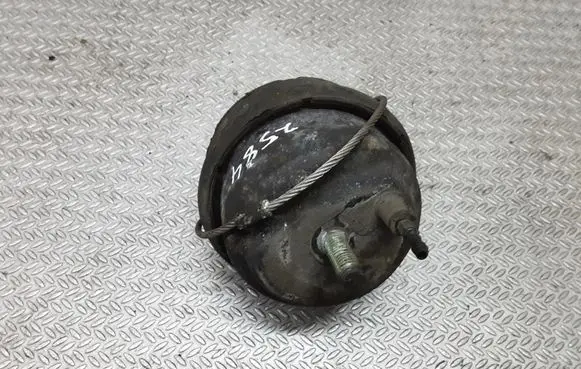 Volvo V70 Engine mount bracket