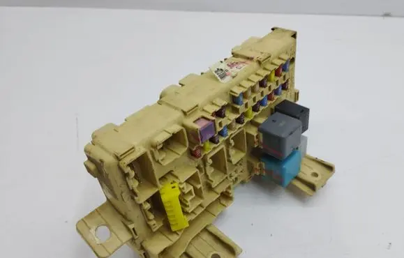 Toyota Avensis T250 Fuse module 82641CA010F