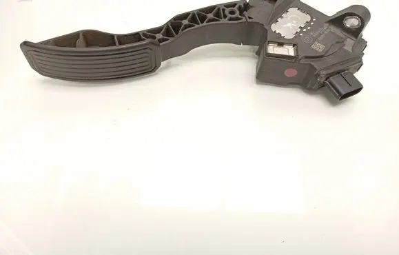 Accelerator throttle pedal