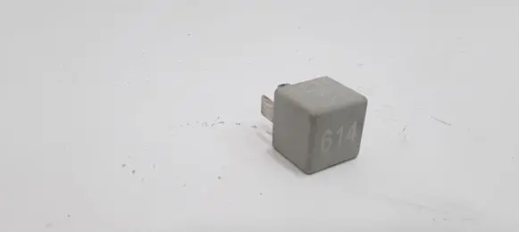 Audi A6 S6 C6 4F Fuel pump relay 8E0951253