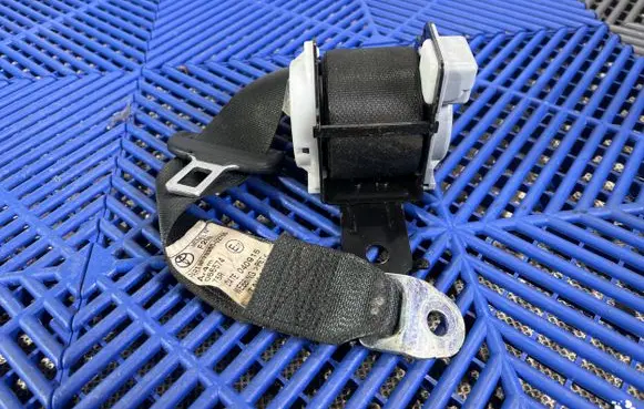 Toyota Auris E180 Middle seatbelt (rear) C7092 G0659