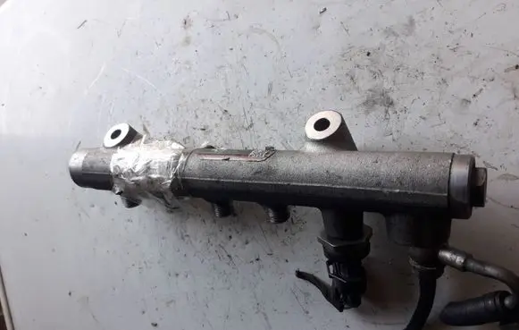 Opel Astra H Fuel distributor 0445214094