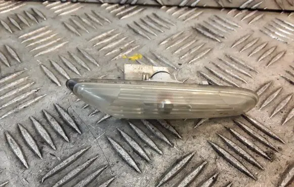 BMW 3 E92 E93 Front fender indicator light 6932998