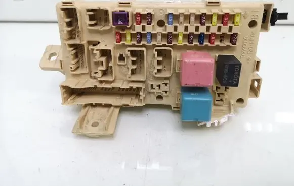 Toyota Avensis T250 Fuse module 8264105030A 9008087013 90987W2001