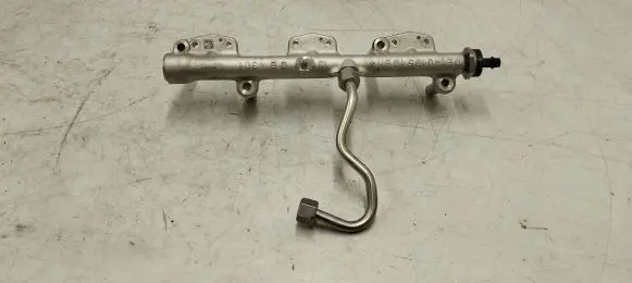 BMW 1 F40 Fuel distributor 8665631 8631820