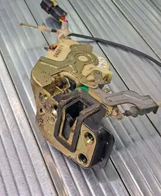 KIA Sorento Front door lock 040611