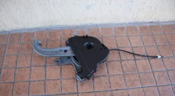 Mercedes-Benz E W210 Brake pedal 2204200312