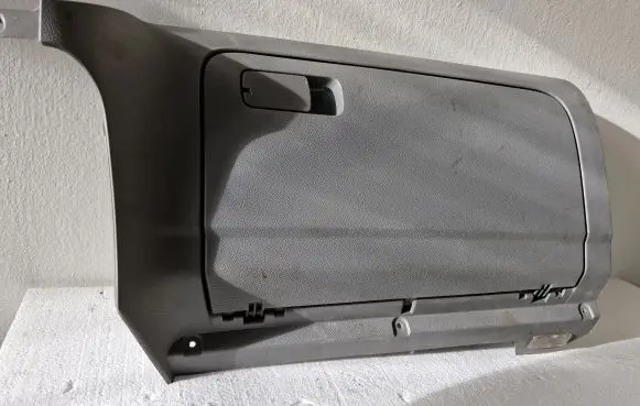 Volkswagen Golf V Glove box