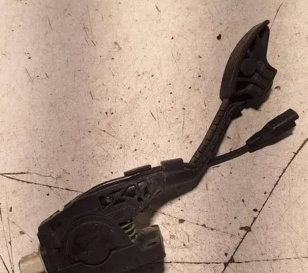 Accelerator throttle pedal