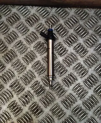 Mercedes-Benz CLA C117 X117 W117 Fuel injector A2560705600
