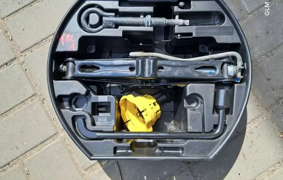 Peugeot 208 I Tool set 9655342680